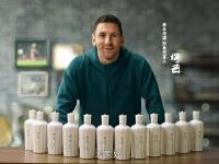 星空体育网页-世俱杯赛前，一位白发老奶奶举牌“梅西你愿意嫁给我吗？”的简单介绍