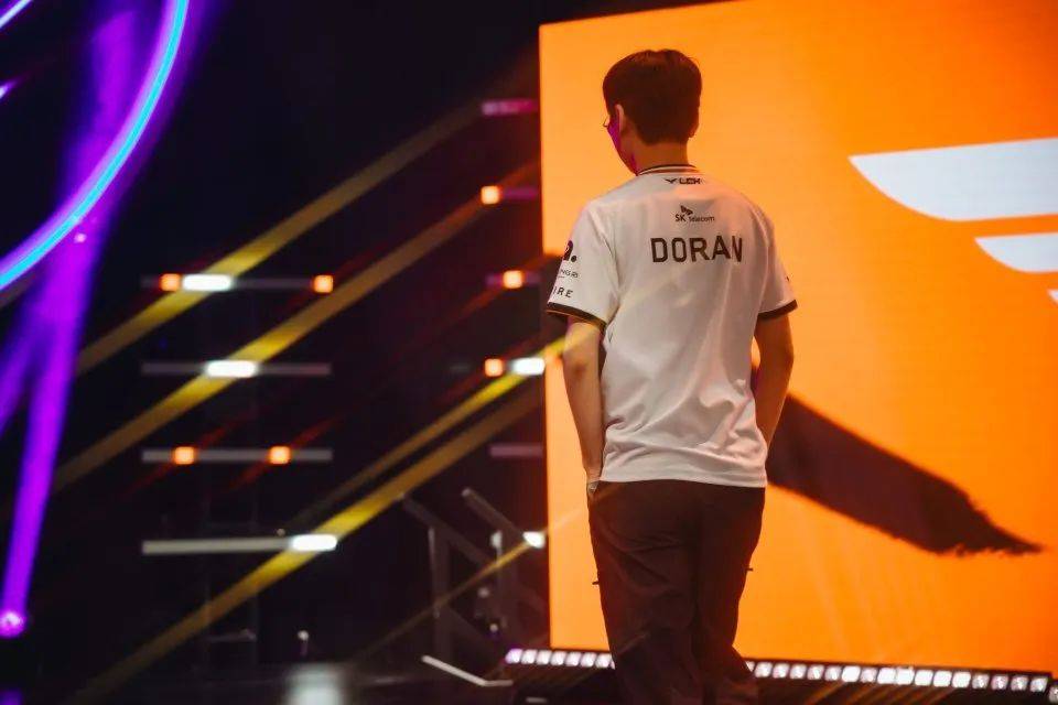 包含LCK：Keria被秒但Doran鳄鱼绕后立功！T1野区团1换4大胜的词条
